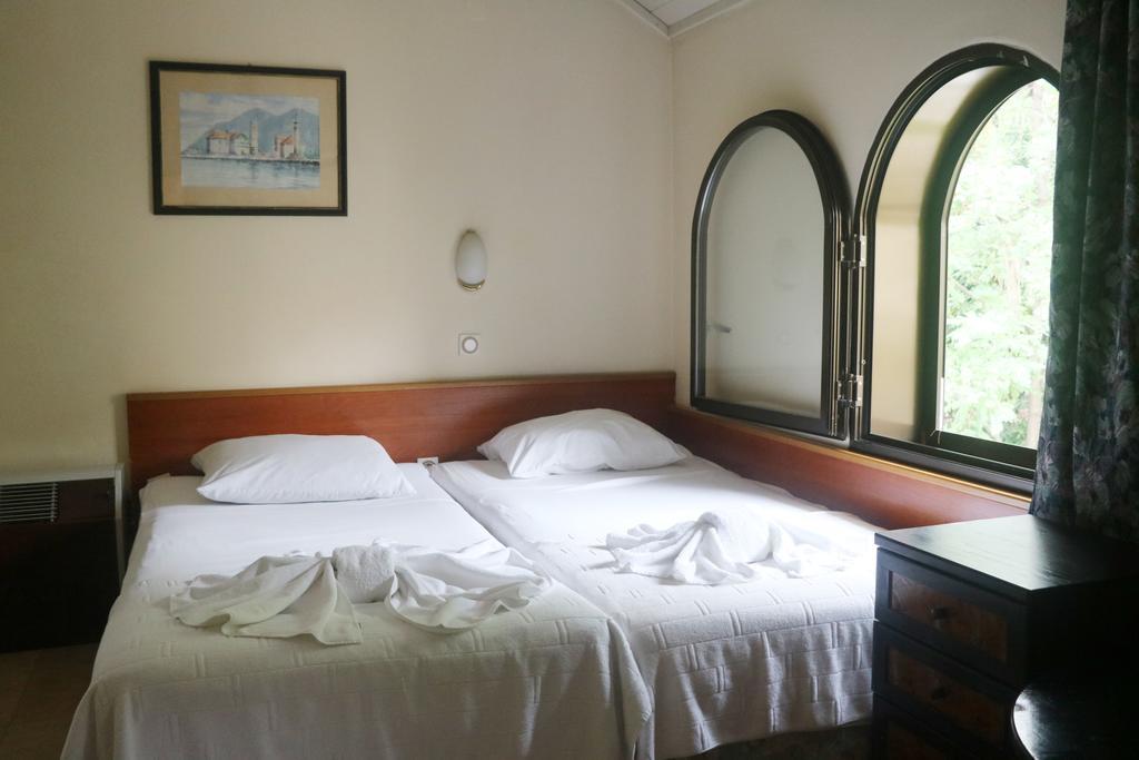 Garni Hotel Vila Aleksandar Herceg Novi Eksteriør billede